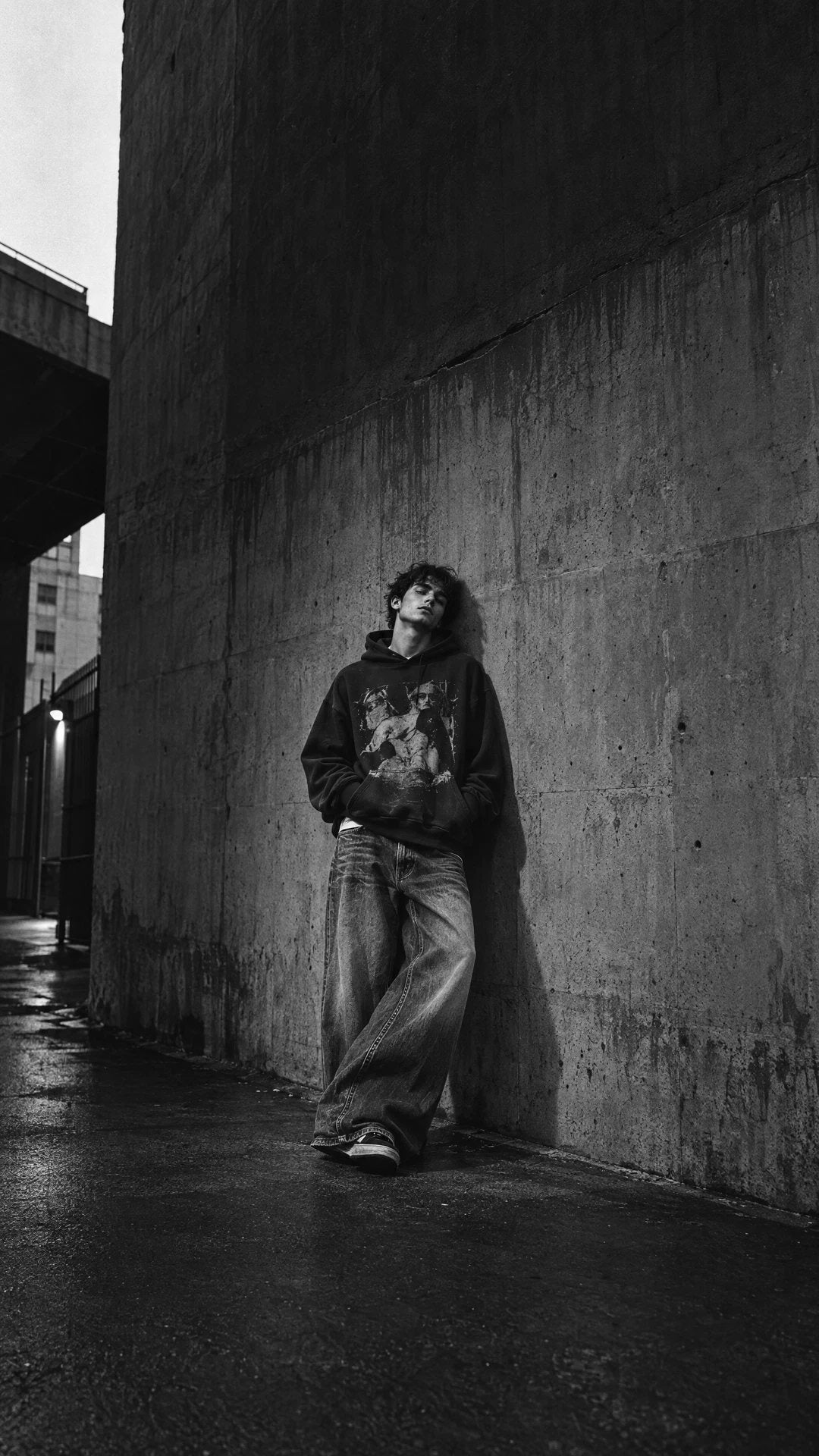 CARQ campaign: oversized streetwear in an urban alley